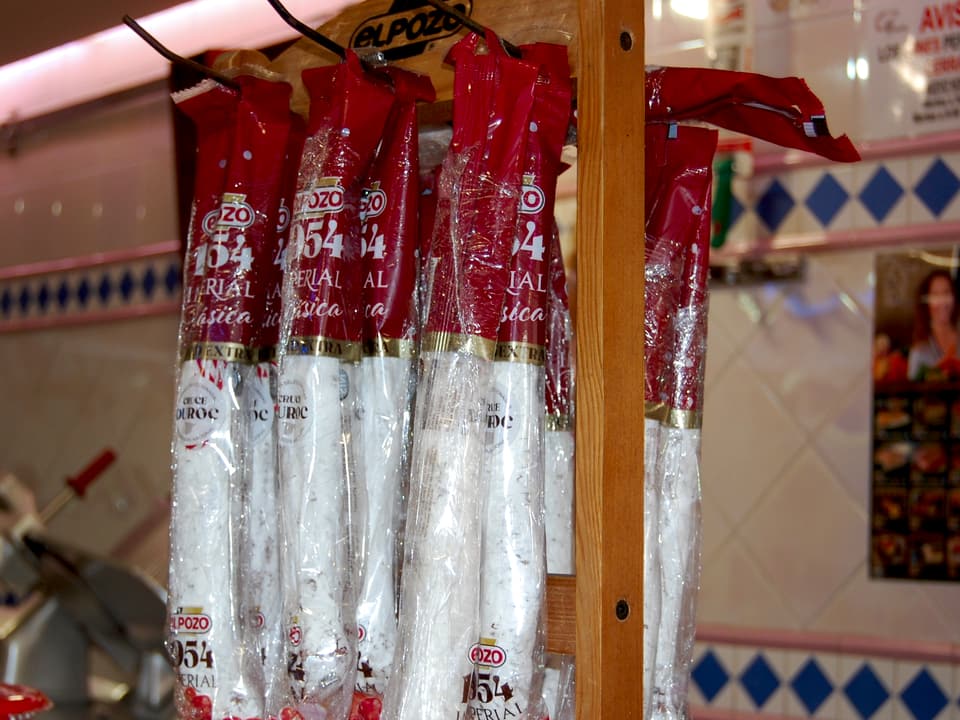 Salchichones colgados junto al mostrador