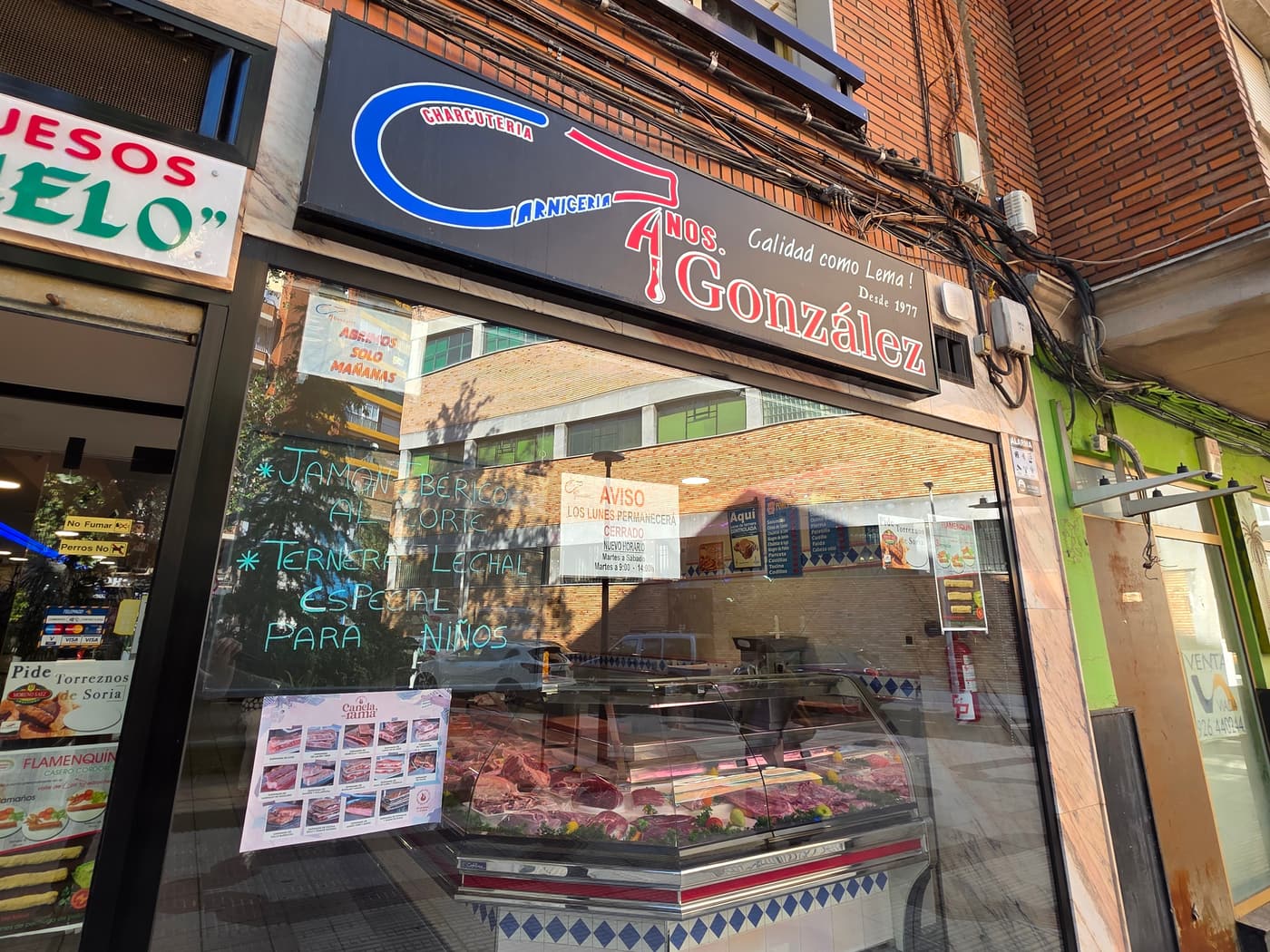 La tienda desde la calle: el rótulo Hnos. González, el escaparate y la vitrina